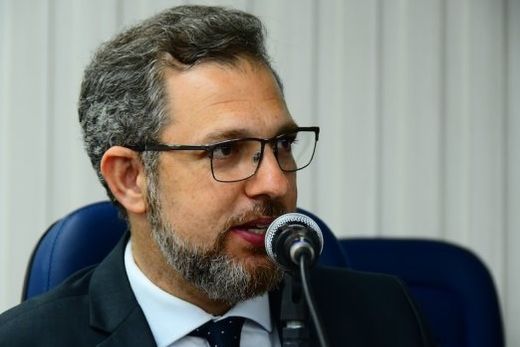 Everaldo. "O incentivo à adoção e instrução do cidadão brasileiro a respeito do instituto da Entrega Legal é um fator decisivo para a preservação dos direitos do nascituro e da segurança e dignid