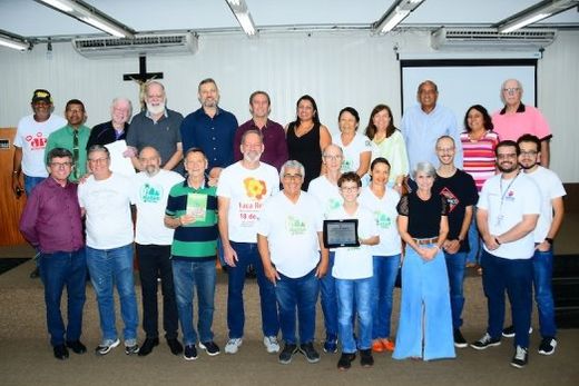 Noite de honraria. Membros do Grupo Matão+Verde com o autor da homenagem, Davison Sensei, convidados e outros vereadores