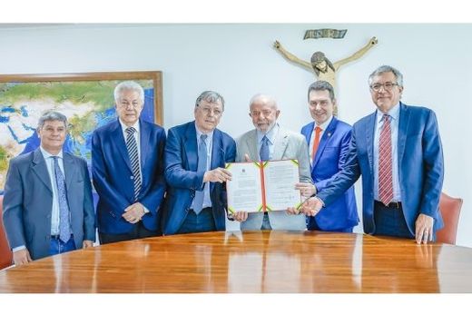 Em Brasília. O prefeito Cido Ferrari e o presidente Lula entre o secretário Sebastião Moreira (Tiãozinho) e os ministros Arlindo Chinaglia, Jader Filho e Alexandre Padilha