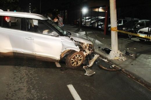 Nissan Kicks alugado colidiu contra poste de energia elétrica