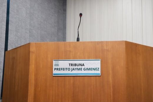 No plenário da Câmara Municipal. Tribuna recebeu o nome de Prefeito Jayme Gimenez por indicação do vereador Robinho Ramos