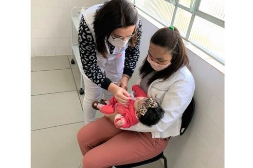 'Gotinha'. Todas as crianças de 1 a 4 anos ? mesmo aquelas com a carteira vacinal em dia ? devem ser levadas às UBSs para receber uma dose extra da vacina contra a pólio