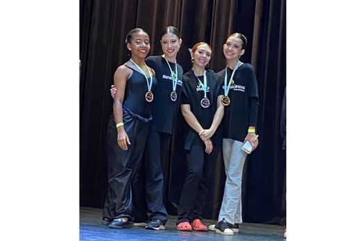 Com as medalhas conquistadas. Alícia Santos (bronze), Ana Luísa Bassetti (prata), Maria Clara de Moraes (prata) e Laura Bicalho (ouro)