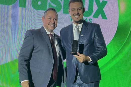 Mateus Lopes, representante da Brasilux Tintas, recebe prêmio do presidente do IMEC, Rodrigo Fernandes da Costa