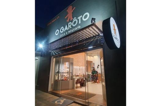 A Ótica e Relojoaria 'O Garôto'. Loja está localizada na Rua Rui Barbosa, nº 961 (Centro)