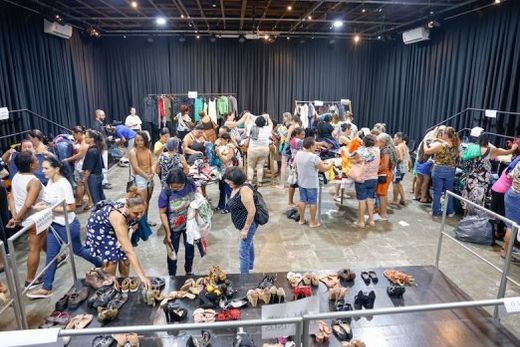 No auditório da Casa da Cultura. Nesta edição do Bazar Solidário estarão disponíveis mais de 3 mil peças de roupas, além de sapatos novos e seminovos