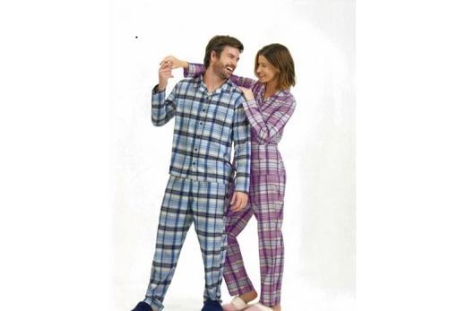 Pijamas longos com abertura estão entre as diversas opções para presentear