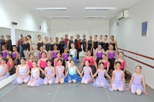 Experiência. Alunas, professoras e equipe da Renata Canova Escola de Ballet com a examinadora sul-africana Beverly-Ann Valentyn