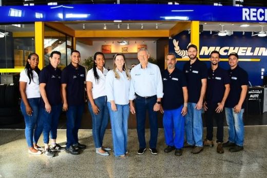 A equipe. Liu e Maraina (centro) conduzem uma equipe confiável que presta serviços rápidos e está em constante atualização
