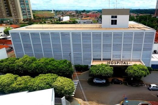 O Hospital 'Carlos Fernando Malzoni'. Na Hotelaria, por exemplo, são higienizadas 55 toneladas de roupas por mês (1,8 tonelada por dia) e são servidas 43 mil refeições mensais (média de 1.40