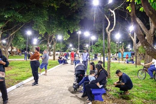 Estrutura. Além da iluminação com lâmpadas Led, a praça teve árvores revitalizadas, novos bancos, guias de meio-fio reformadas e nova pintura