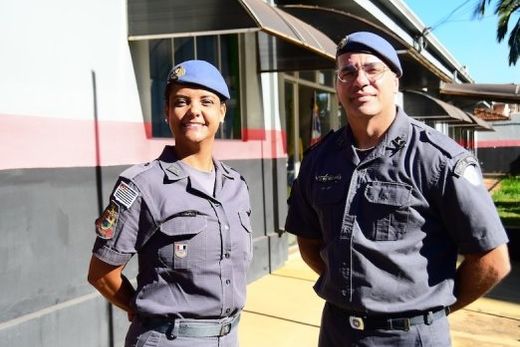 Talita de Melo e William Dias. Policiais militares atuam como voluntários do Proerd em escolas públicas e particulares