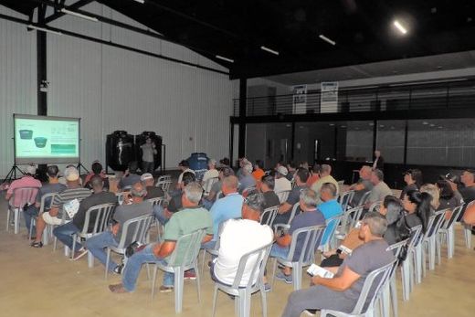 Orientação. Público pôde conhecer os biodigestores, as caixas d?água, as cisternas e demais produtos