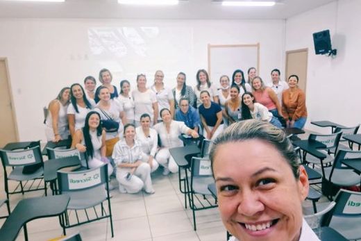 Atualização em equipe. Fabiana Masalskiene (à frente), coordenadora do Serviço de Controle de Infecção Hospitalar (SCIH), é uma das responsáveis pelos treinamentos
