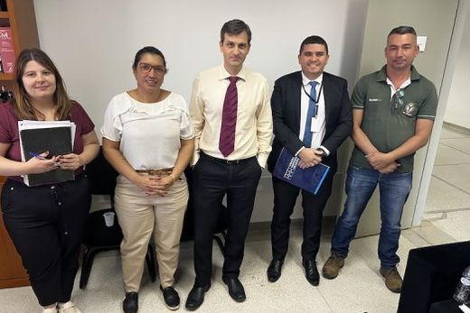 Reunidos. Juliane dos Santos, Ana Mondini, promotor Cleber Defina, Marcos Willian da Silva e Vanderlandio Soares Lima, na tarde da quinta-feira (20)