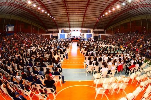 Cheio. O Ginásio de Esportes 'Décimo Chiozzini' teve os dois lados da arquibancada lotados por familiares, enquanto alunos e professores ocuparam quase toda a quadra