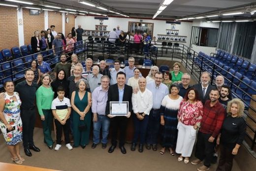 Com o diploma em mãos. Rômulo Botan foi homenageado na Câmara