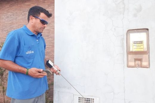 Colaborador utiliza uma haste com um equipamento acoplado que dispõe de uma inteligência artificial para captação, análise e apontamento de possíveis vazamentos