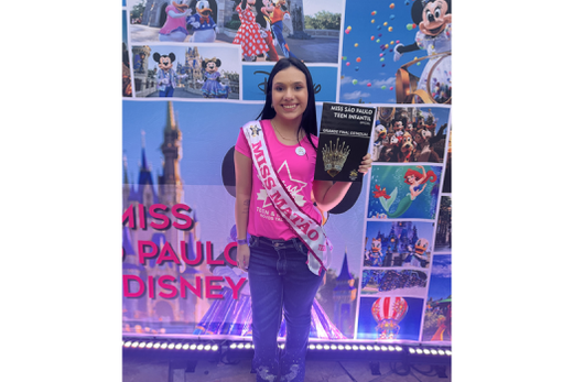 Com o convite para a final do concurso em mãos. Laura Mazzi recebeu a faixa de Miss Matão Teen 2024, em Campinas