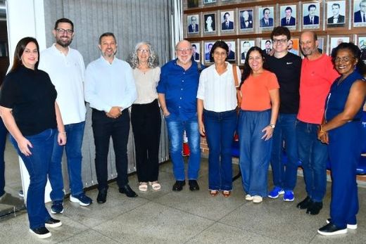 Na Câmara Municipal. O vereador Everaldo de Carvalho (terceiro da esquerda para a direita), com familiares e amigos de Lúcio Bocchi e Ana Tadei