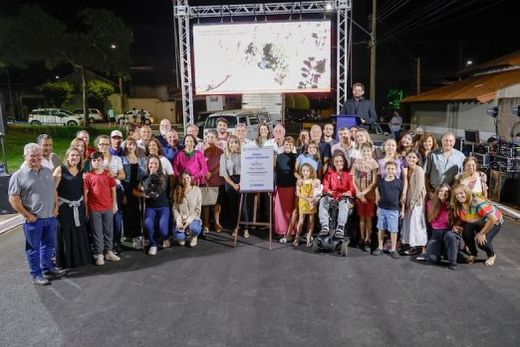 Cerimônia prestigiada. Muitos familiares do patrono da Praça 'Mário Pecorari' se reuniram junto a autoridades para a solenidade de entrega da revitalização do local