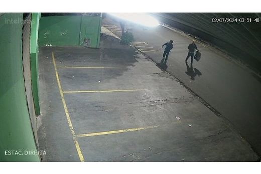 Furto de fiação elétrica. Imagens mostram duas pessoas cometendo o crime