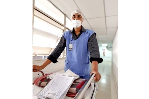 Proteção. Fernando Silva, maqueiro do Hospital, mantém o uso de máscara em áreas de risco
