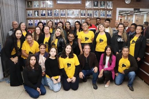 Membros do Instituto Fonte Que Clama, na Câmara Municipal. Projeto de Lei aprovado é de autoria do vereador Jonas Garcia Filho