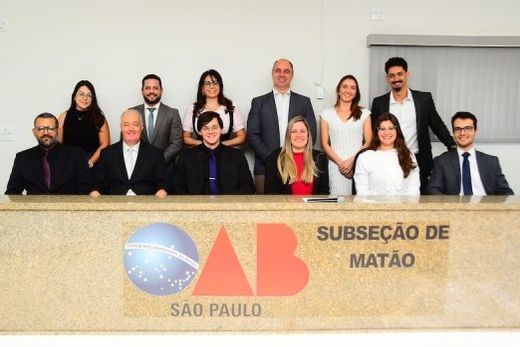 No auditório da OAB-Matão. Em pé: Gabriela Molinari, Fábio Alberto, Fabiana Pires, Paulo Caruzo, Anna Alberice e Paulo Lima Júnior; sentados: Aguinaldo Moreira, Fernando Trofini, César Sassi, Ariane B