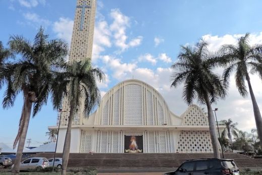 Paróquia Senhor Bom Jesus. Festa do Padroeiro é realizada no largo situado entre a Igreja Matriz e a Avenida 15 de Novembro
