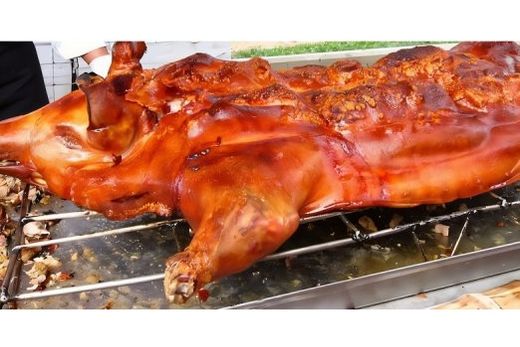 A iguaria. Carne suína assada, desossada, com o couro do porco pururucado, após cerca de cinco horas no fogo