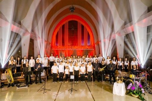 O Coral Menino Jesus, com coralistas e músicos convidados. Regravação do hino foi realizada na Igreja Matriz Senhor Bom Jesus