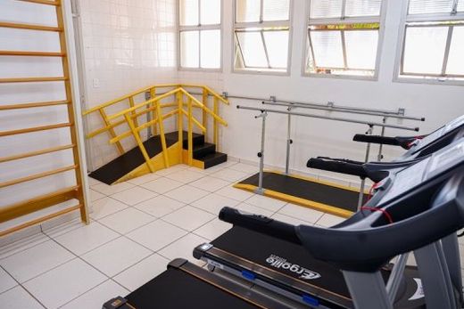 Sala de fisioterapia. Novo espaço recebe pacientes para o tratamento de diversos casos ('Paralisia de Bell', ortopedia, traumatologia respiratório pulmonar, neurologia e outros)