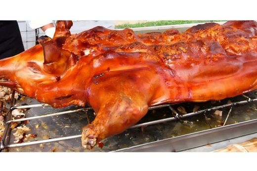 A iguaria. Carne suína assada, desossada, com o couro do porco pururucado, após cerca de cinco horas no fogo