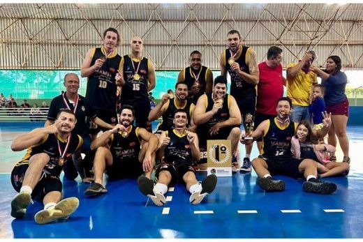 Ouro em mãos. O time de Matão, representado pela Mamba-Ampab, comemora após vencer o de Pradópolis na final, por 48x43