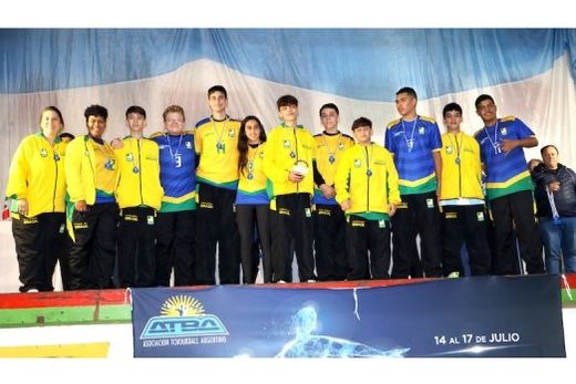 No pódio. Treinada por Vanessa Marquezini e Jacqueline Rodrigues, a equipe M15 ficou em terceiro lugar