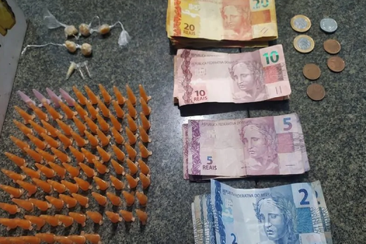 Traficante presa. Mulher portava 97 eppendorfs de cocaína, 5 pedras de crack, 3 eppendorfs contendo crack e R$ 239,70 em dinheiro