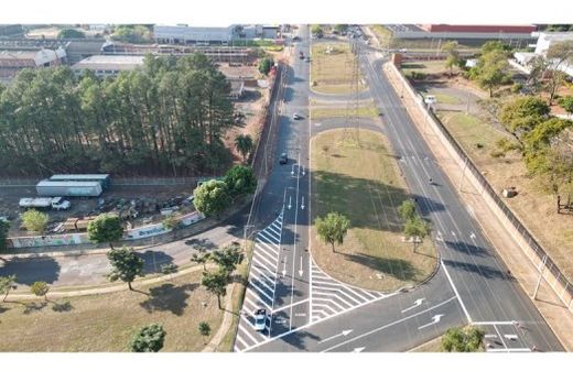Cruzamento da 'Laert Mendes' com a 'João Marchesan'. Local apresenta tráfego intenso nas proximidades das empresas Baldan, Marchesan e Brasilux