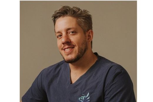 Dr. Thiago Tagliari. Urologista enfatiza a importância de um estilo de vida saudável para manter os níveis de colesterol sob controle e proteger a saúde urológica