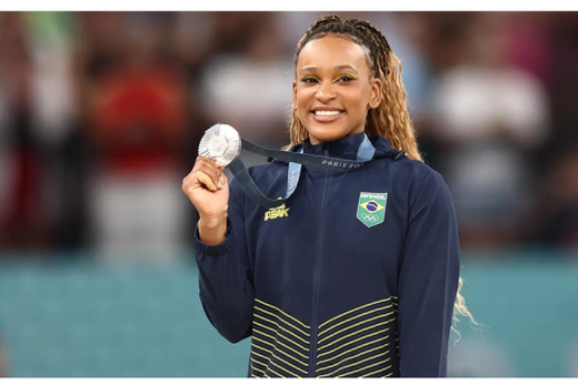 Rebeca Andrade.  Ginasta brasileira repetiu o feito de Tóquio 2020, quando também conquistou a prata na modalidade