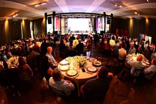 Para promover a união. Empresários, líderes de entidades e do meio público assistiram palestra em evento que também prestou homenagens a empresas