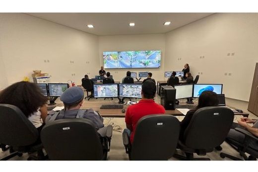 O Centro de Monitoramento e Vigilância Digital. Monitores de alta definição exibem imagens captadas por câmeras que já estão gravando a movimentação por toda a cidade