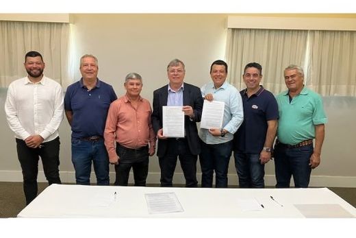 Presidentes dos partidos. Adauto, Mazão, Tiãozinho, Cido, Diego, Marquinhos e Vadinho assinaram o Plano de Governo da Coligação 'Matão em Boas Mãos'