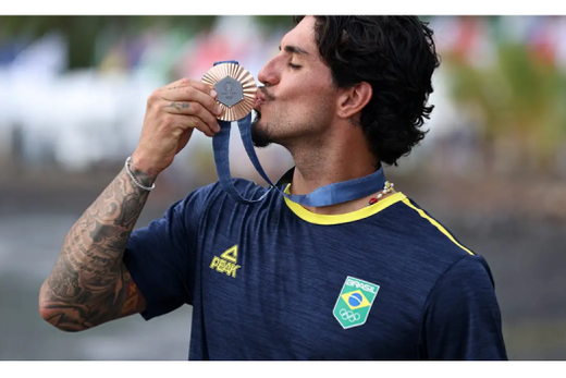 Gabriel Medina. Brasileiro derrotou o peruano Alonso Correa por 15,54 a 12,43