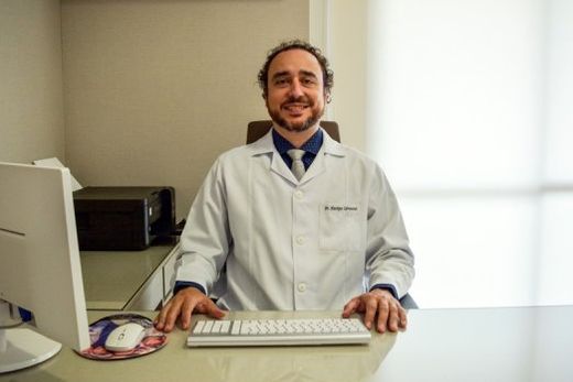 Dr. Henrique Carrascossi. "Anti-inflamatórios não esteroides (AINEs), analgésicos e alguns antibióticos, podem ser prejudiciais aos rins se utilizados de forma inadequada"