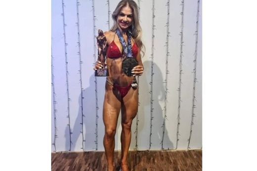 Destaque. Marcia Lacerda exibe o troféu e a medalha conquistados no concurso em Ribeirão Preto