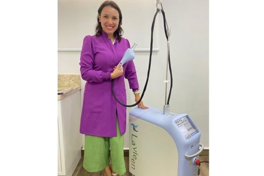 Laser Lavieen. Aparelho usa um laser fracionado de Thulium para tratar manchas, rugas, melasmas e outros problemas de pele
