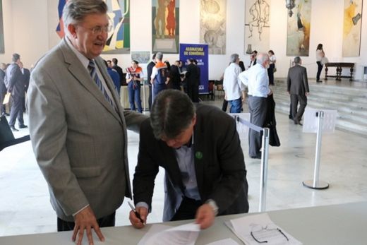 O prefeito Esquetini com Orlando Bolçone. Deputado estadual está entre os colaboradores no processo de recuperação dos recursos para construção da creche
