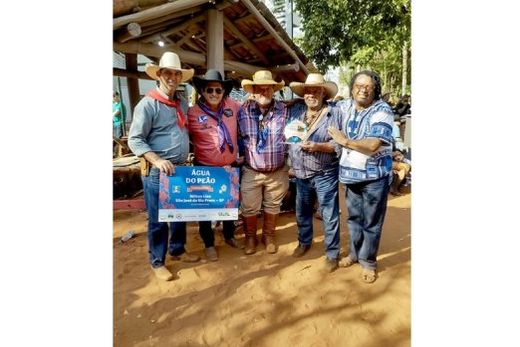 Premiação. Paulo Scabelo, Gustavo Gonçalves (Guga), Panela (de São José do Rio Preto), José Ademir Galvão (Bibão) e Elio Floriano (diretor da AGCIP), com o troféu entregue à comitiva Água do Peão