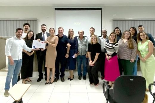 No Auditório 'Luiz Roberto Ferrante'. Antonio Gonçalves recebeu certificado das mãos de Fábio Alberto, em decorrência da palestra que ele proferiu no último dia 15